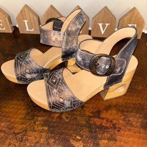 Dansko Odele Denim Metallic Sandal Size 8 38 New